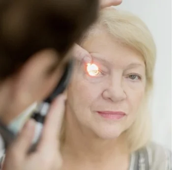 آب‌مروارید چشم چگونه باعث کاهش بینایی می‌شود؟