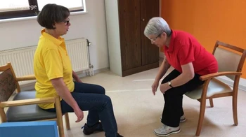 نحوه صحیح بلند‌شدن از روی صندلی